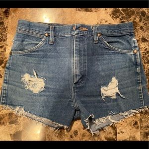 Vintage women’s Wrangler shorts. Size 31x32, size 4